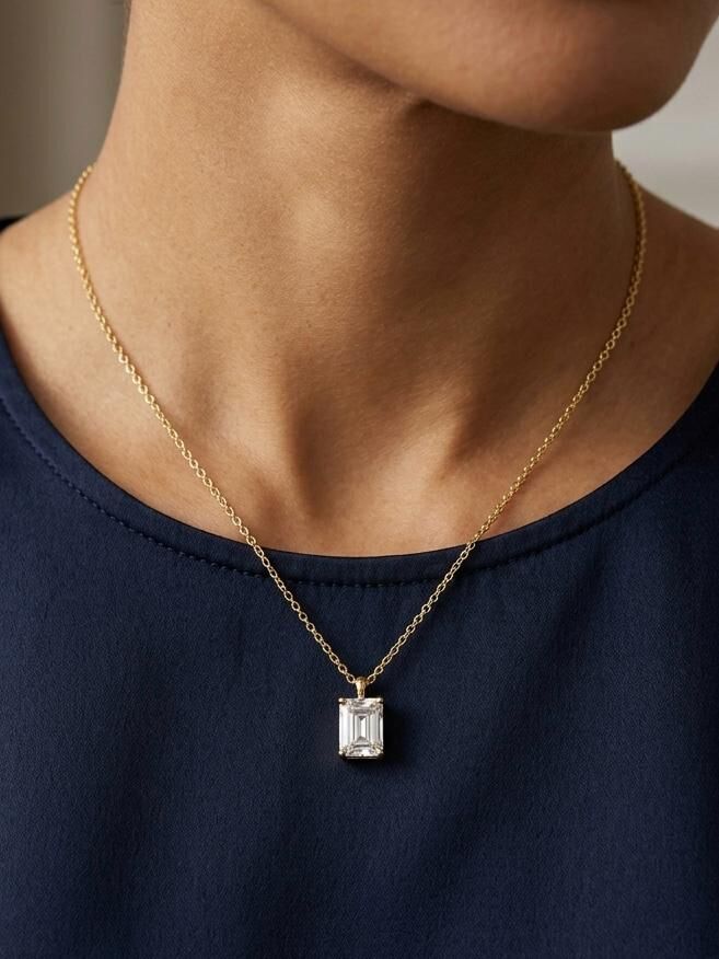 Beyaz Baget Form Zirkon Taşlı Kolye