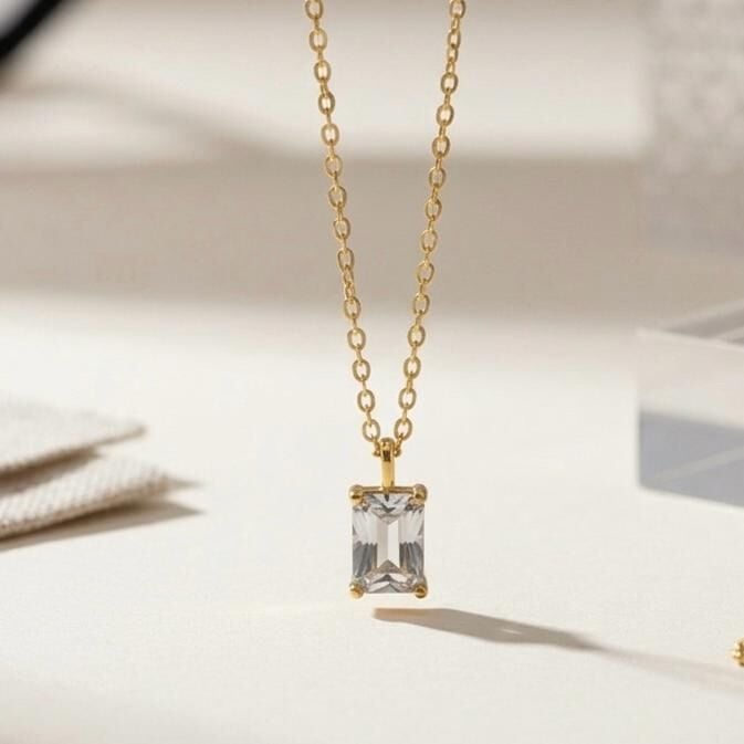 Beyaz Baget Form Zirkon Taşlı Kolye