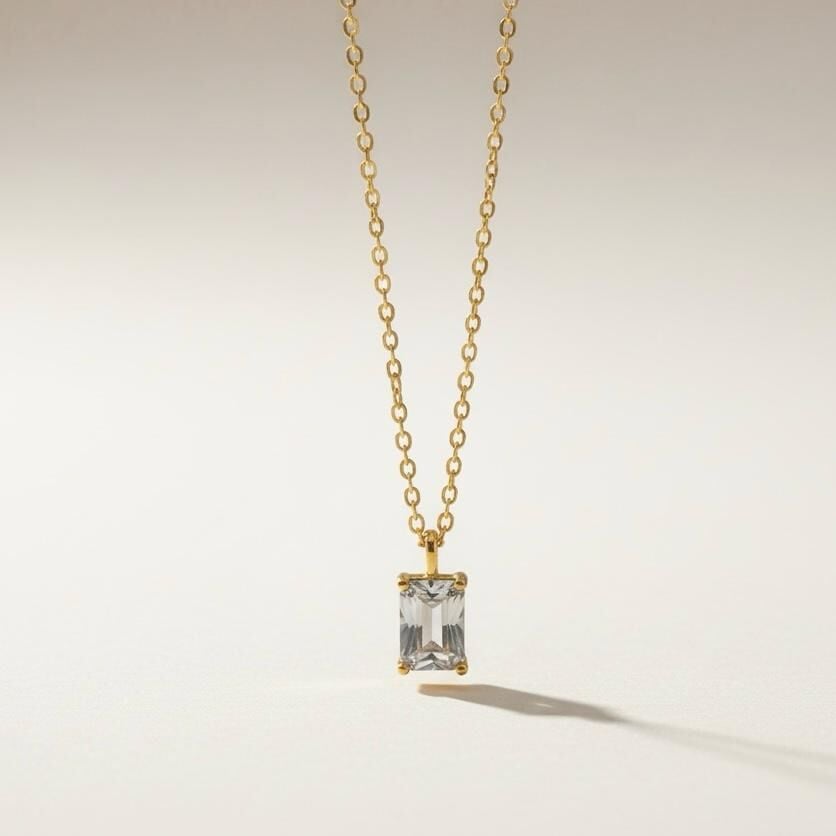 Beyaz Baget Form Zirkon Taşlı Kolye